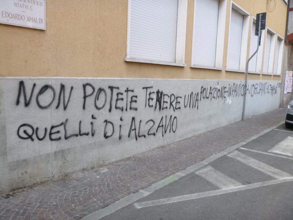 La rabbia sui muri di Alzano: «Non potete tenerci nel panico. Tamponi per tutti»