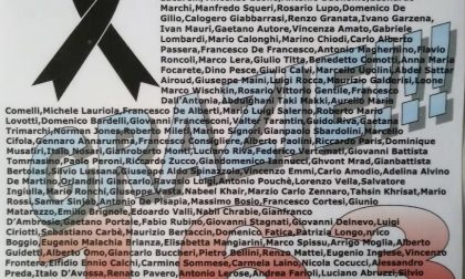 La corsa di Sir Marathon di Treviolo, con sul petto i nomi di 163 medici caduti