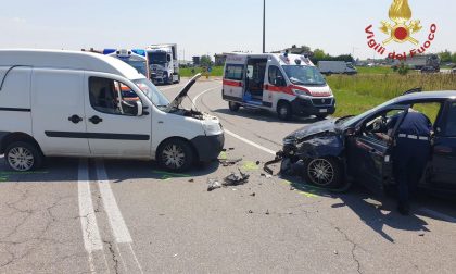 Frontale tra furgoncino e automobile lungo la Provinciale: nessun ferito grave