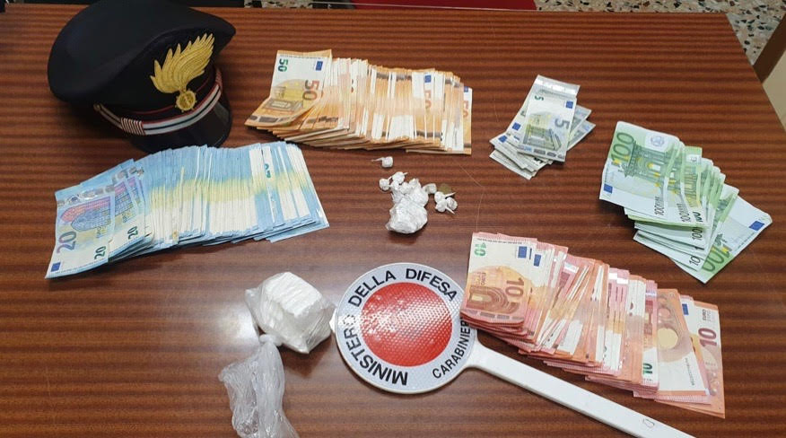 Spacciatore arrestato a Pradalunga. Sequestrati contanti per 12.675 euro