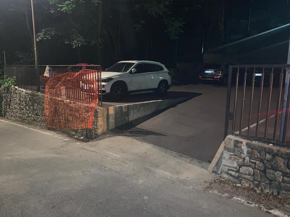 Rimuovono la recinzione e parcheggiano nel cantiere a San Vigilio. L’ira di Brembilla