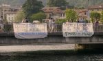Sul ponte di Sarnico esposti striscioni di protesta contro Governo, Regione e Confindustria