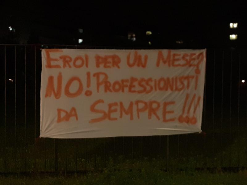 La protesta degli infermieri con striscioni al Papa Giovanni: «Non dimenticatevi di noi»