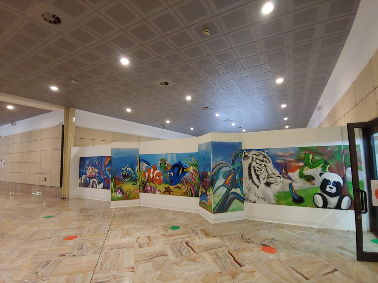 Decorati in una notte i pannelli all’ambulatorio delle vaccinazioni della Fiera