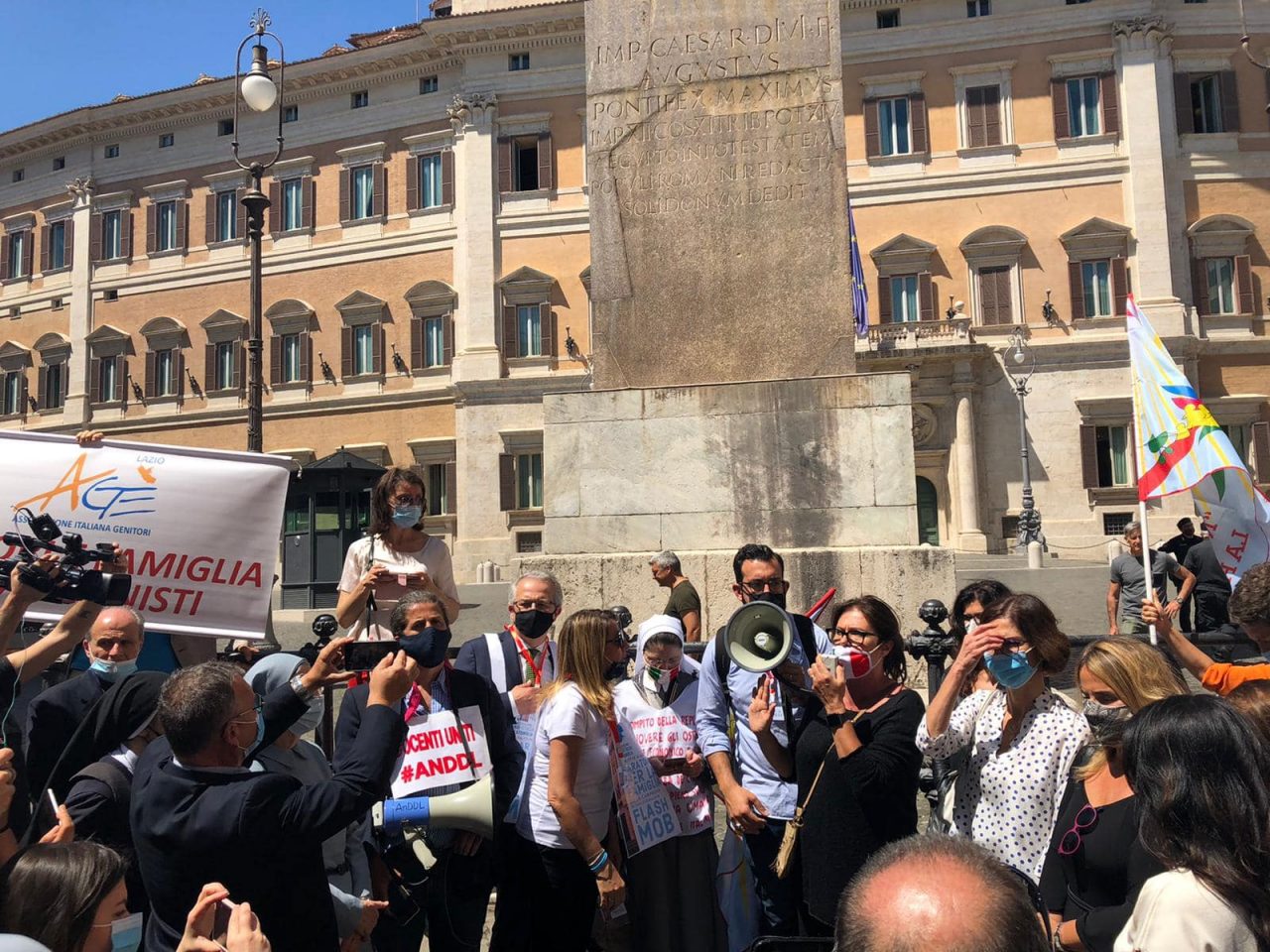 Flash mob dei parlamentari (Gallone in testa) in difesa delle scuole paritarie