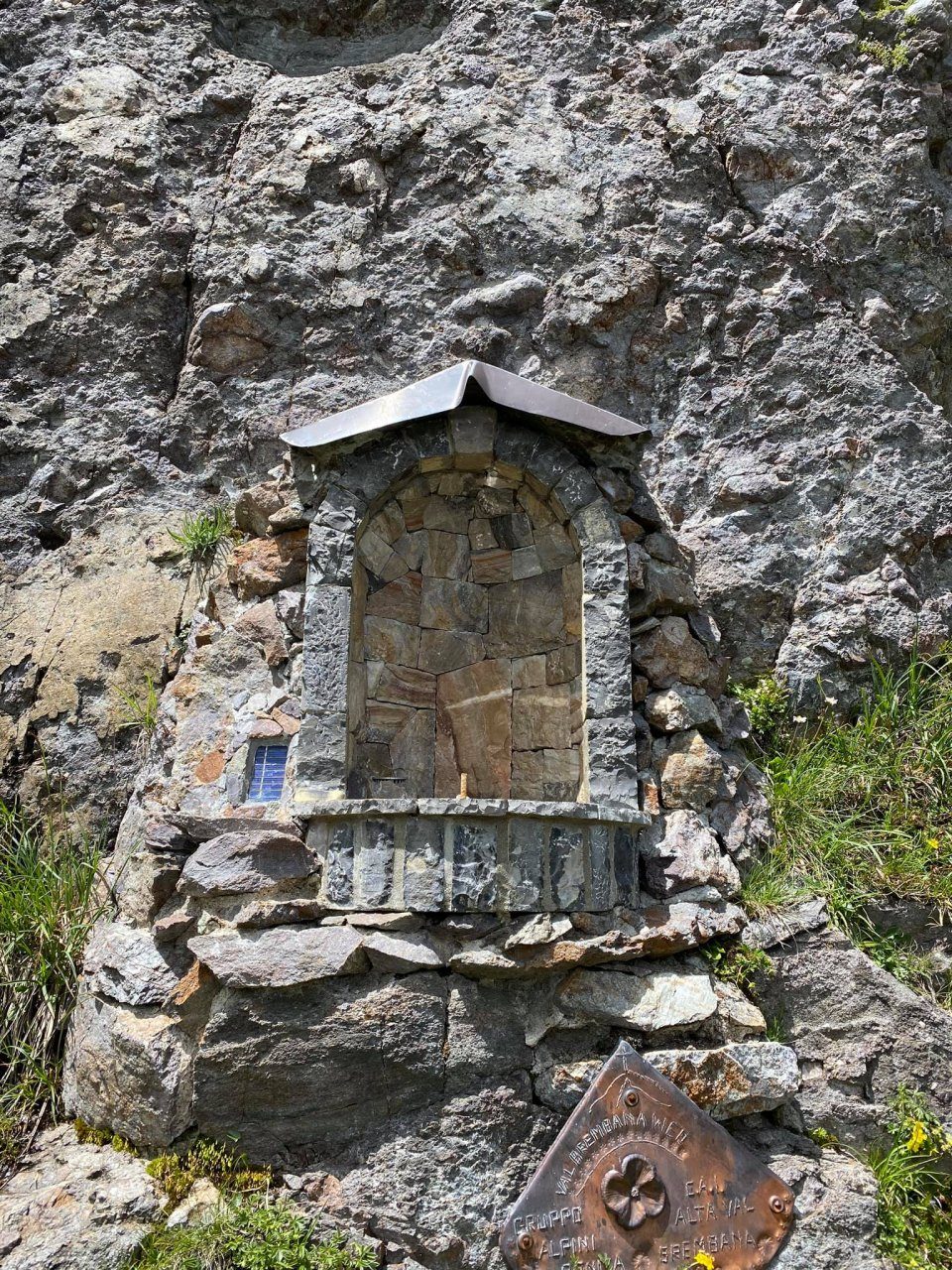 Sparita la Madonna che si trova proprio sotto il rifugio Benigni. È la seconda volta