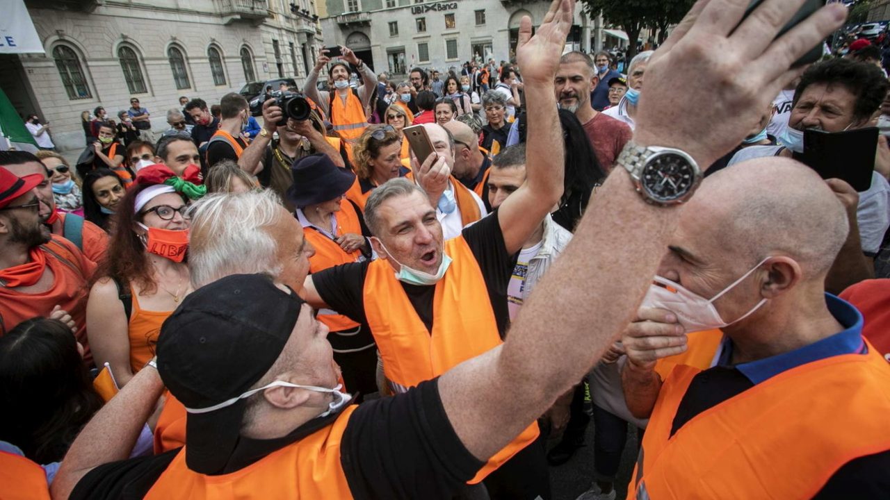 Protestarono contro le misure anti-Covid, multa da 800 euro per il generale Pappalardo e nove gilet arancioni