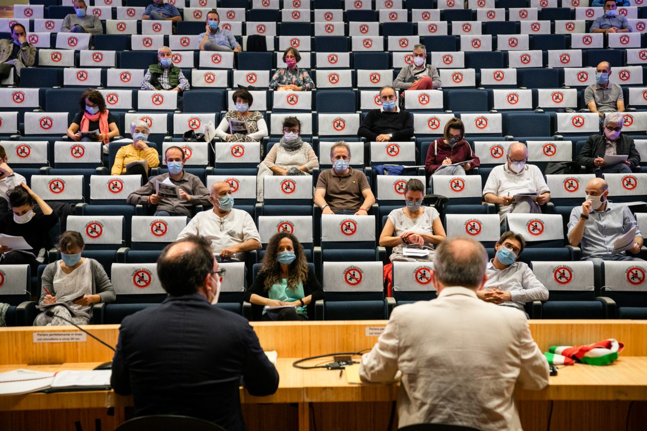 Nembro, il Consiglio (in teatro) rilancia le attività commerciali con aiuti e spazi
