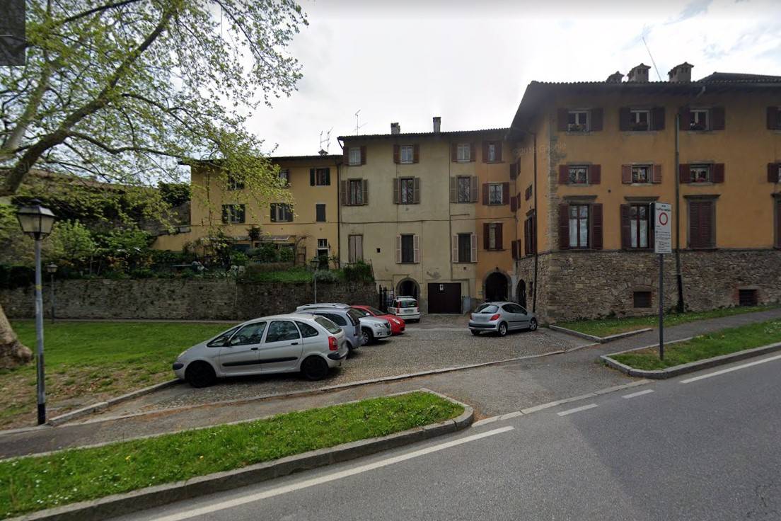 Non ce l’ha fatta la donna caduta con la bici elettrica in via Fara