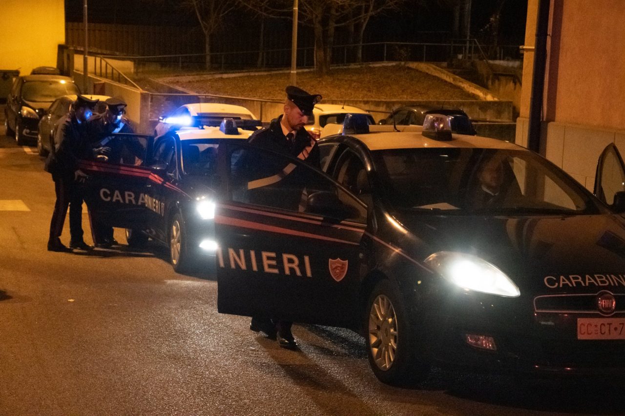 Violenta lite tra due marocchini in strada: uno è ricercato e finisce in carcere
