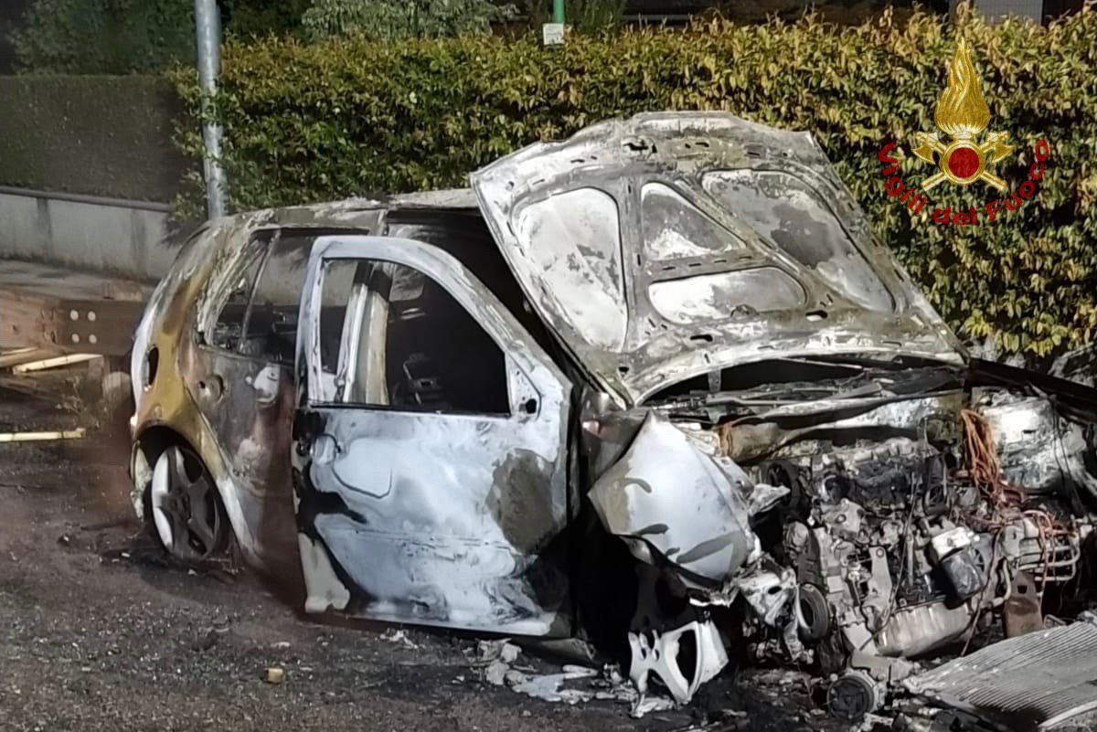 Si schiantano contro il guard-rail: auto distrutta dalle fiamme, coppia di giovani illesa