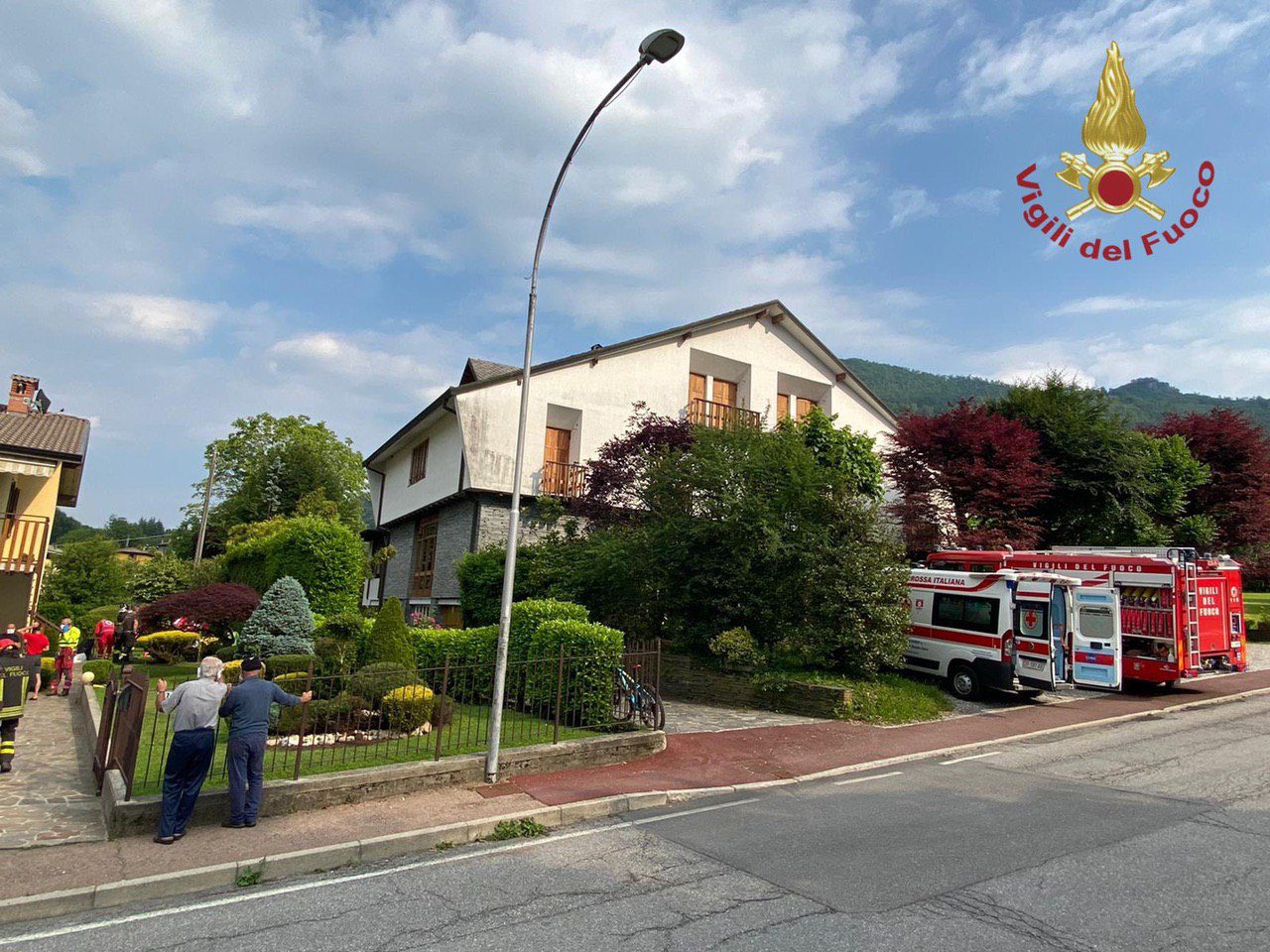 Brutto incidente a Brembilla: cade dalla scala tagliando la siepe e si infilza con un paletto