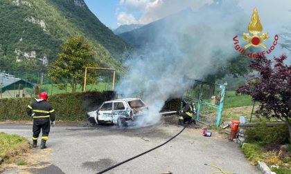 L'auto prende fuoco improvvisamente, l'autista è illeso. Sul posto i vigili del fuoco