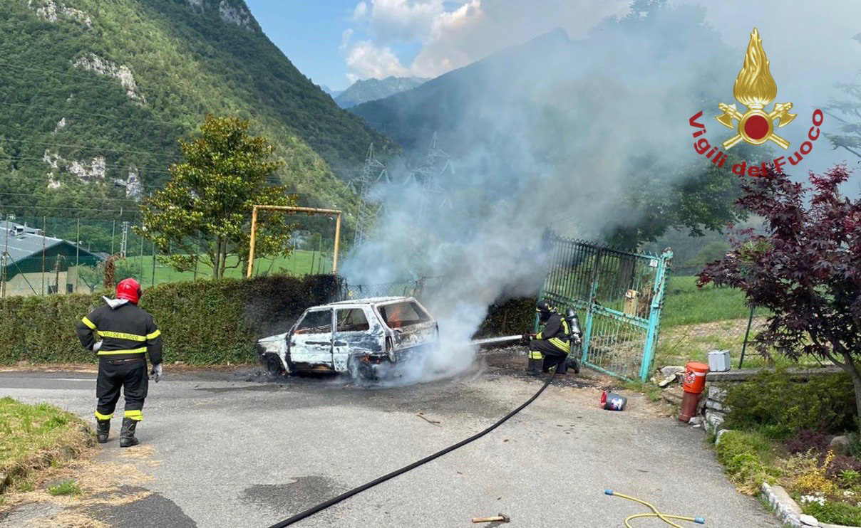 L’auto prende fuoco improvvisamente, l’autista è illeso. Sul posto i vigili del fuoco