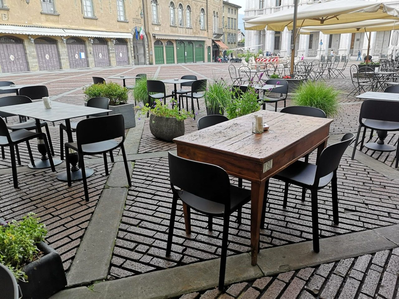 Dehors davanti alla fu Taverna del Colleoni, ma per il nuovo ristorante bisogna attendere