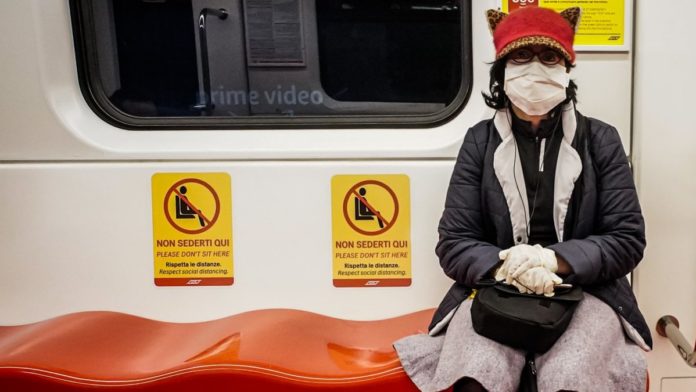 Guanti addio, sui mezzi pubblici non è più un obbligo