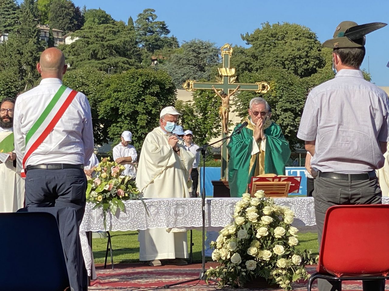 Alzano ricorda le oltre 140 vittime del Coronavirus. Don Filippo: «Non abbiate paura»