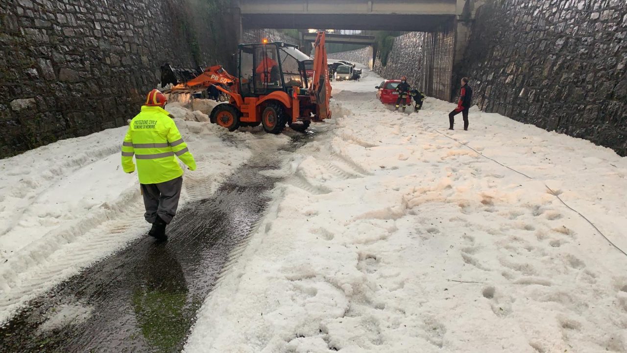 Fino a venti centimetri di grandine e strade ostruite a Nembro e Alzano. Foto e video