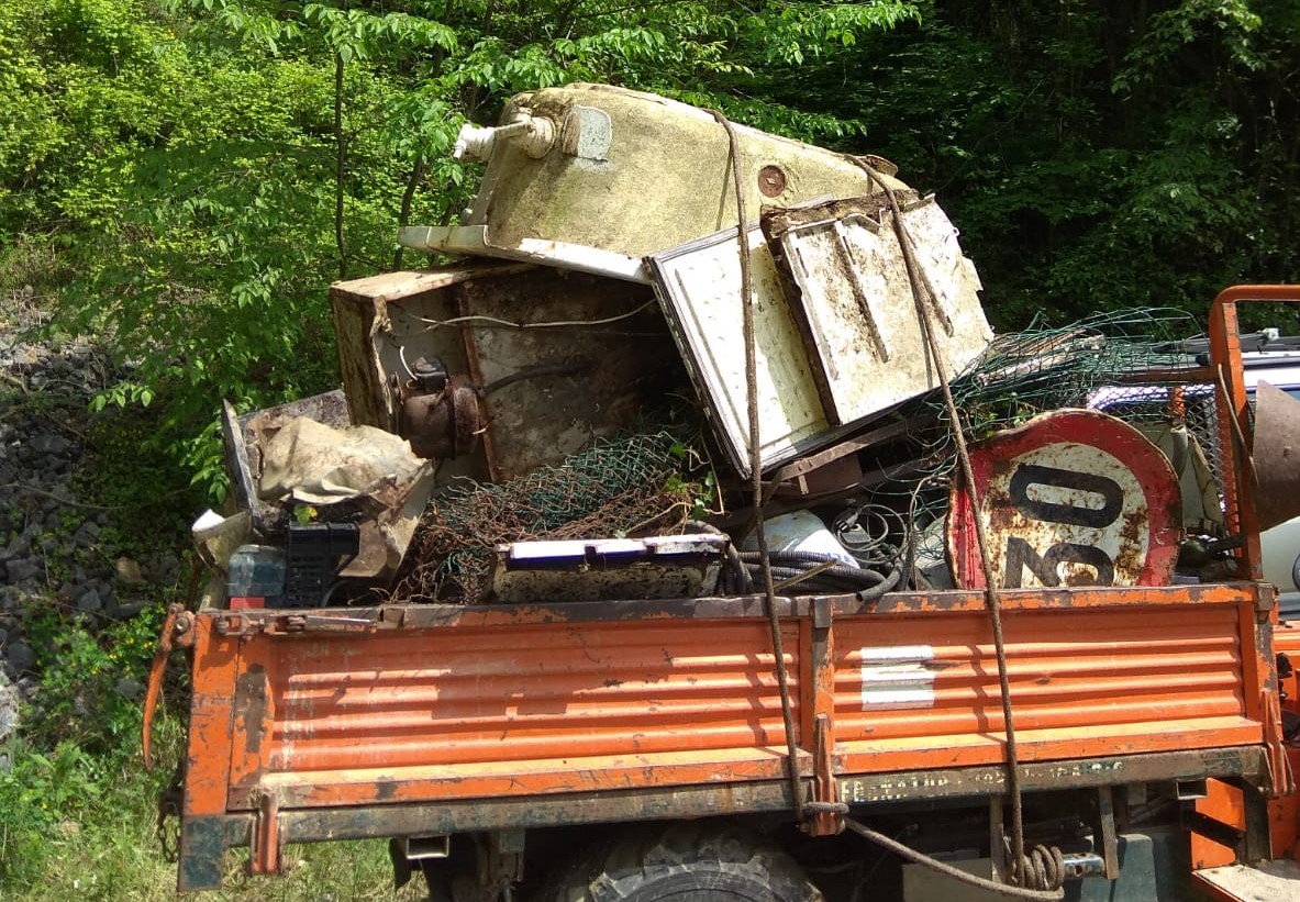 Rifiuti di ogni tipo in una valletta: a Barzizza i volontari bonificano una discarica abusiva
