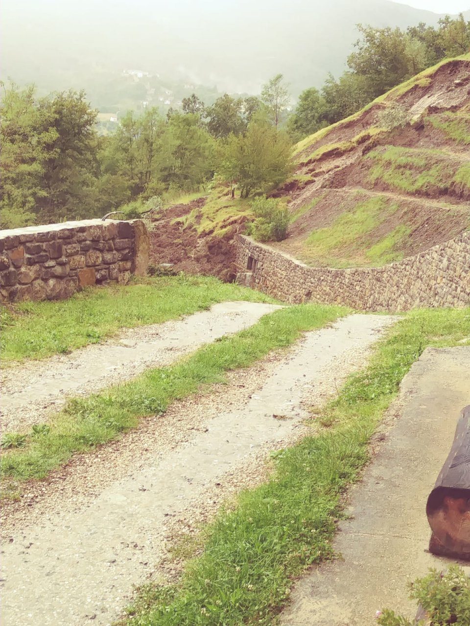 Troppa pioggia, smottamento a Capizzone: isolata una famiglia