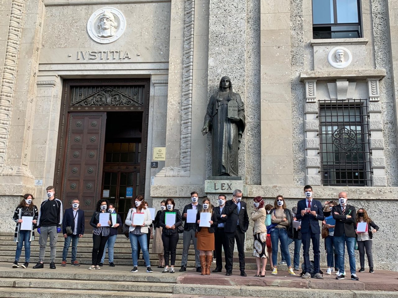 Le foto e le parole del “denuncia day”: «Contiamo 16mila morti. Le istituzioni si assumano la responsabilità»