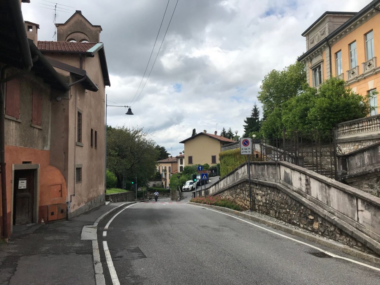 Motorini a tutta velocità: i residenti di Colle Aperto e via Beltrami hanno perso la pazienza