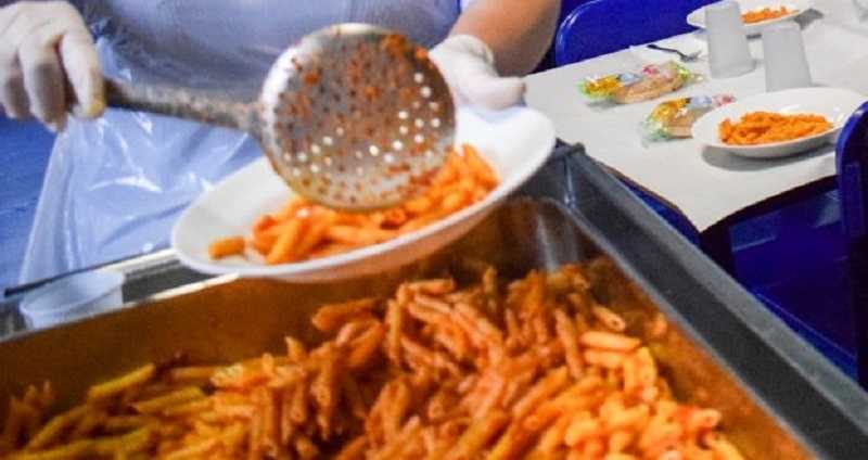 In piazza per i lavoratori delle mense e delle pulizie. A Bergamo sono mille, soprattutto donne