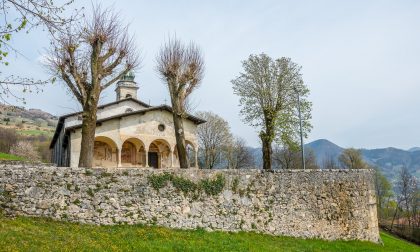 Casnigo non si ferma: alla Ss. Trinità messe e visite guidate, in paese si gusta la chesciöla