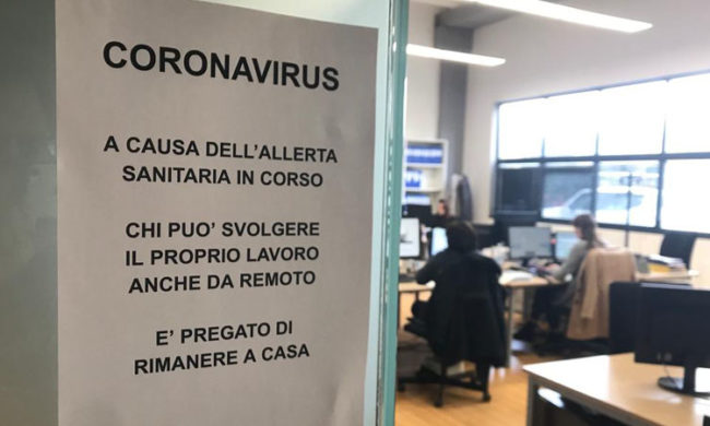 L’usciere e la gente incavolata. Ma negli uffici pubblici il lockdown non è finito?