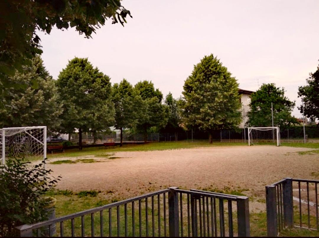 Stezzano, partita di pallone in trenta. E il sindaco chiude il parco Gerole