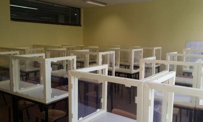 I banchi con schermi in plexiglas "anti-Covid" montati al Liceo Manzù fanno discutere