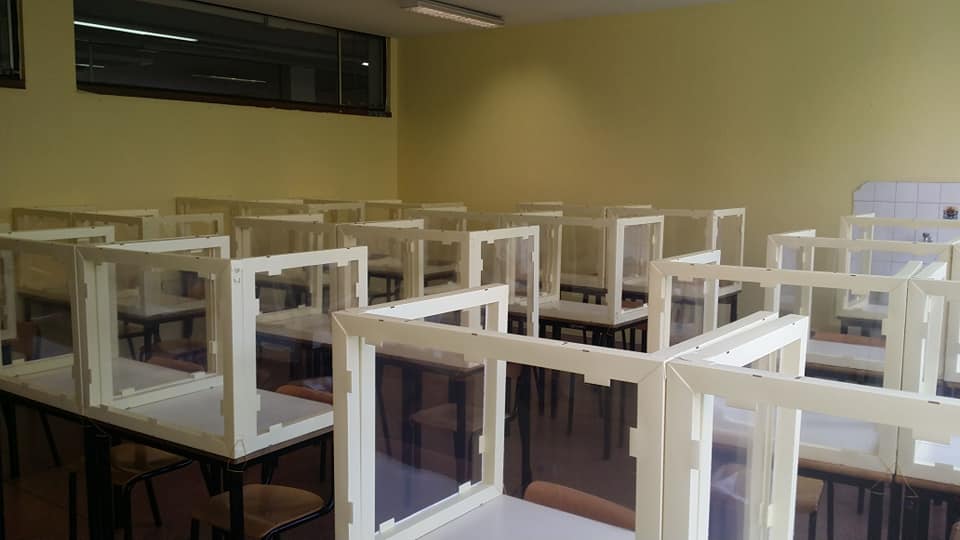 I banchi con schermi in plexiglas “anti-Covid” montati al Liceo Manzù fanno discutere
