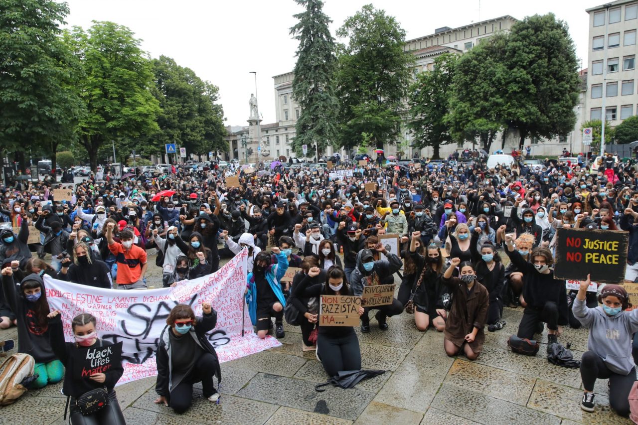 In ginocchio contro il razzismo: le foto del presidio in piazza Matteotti (c’erano un sacco di giovani)