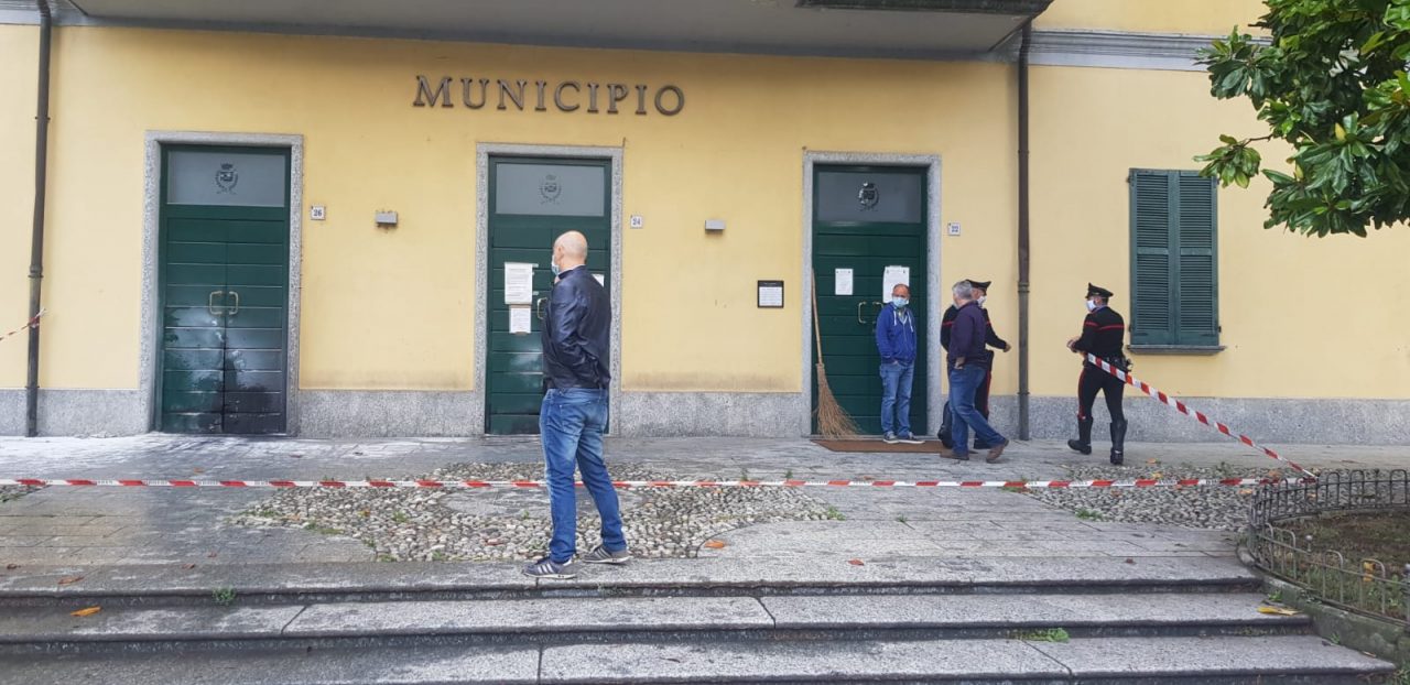 Le immagini dell’incendio doloso al Municipio di Brivio. Già identificato il piromane