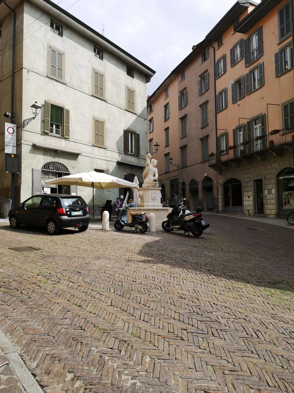 Piazzetta del Delfino, l’incompiuta: facciamone un salotto coi dehors al posto delle auto