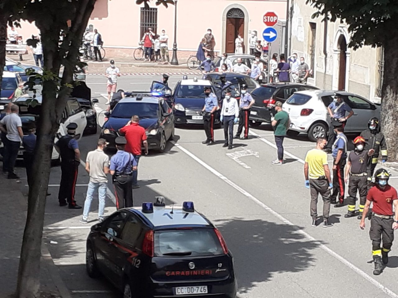 Rapinano una banca e le poste, poi fuggono: arrestati due sessantenni bergamaschi