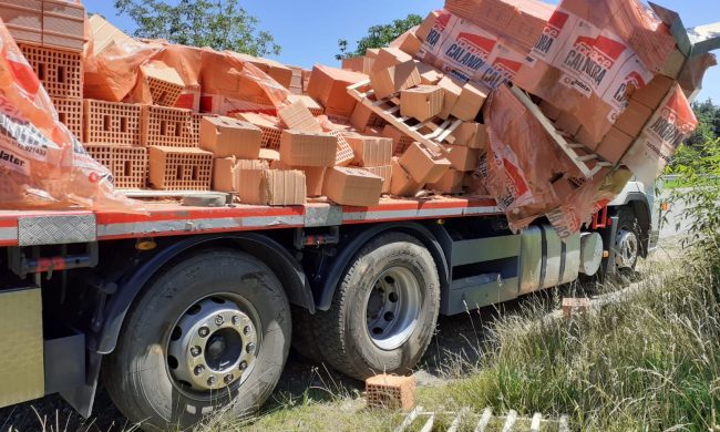 Carico di mattoni si ribalta lungo la provinciale a Trezzo