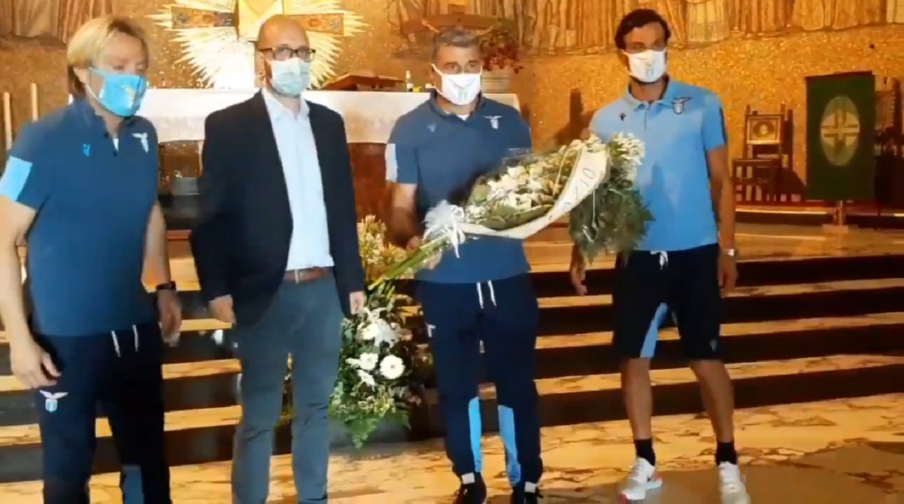 Il bellissimo gesto della Lazio: mazzo di fiori al cimitero di Bergamo per le vittime Covid