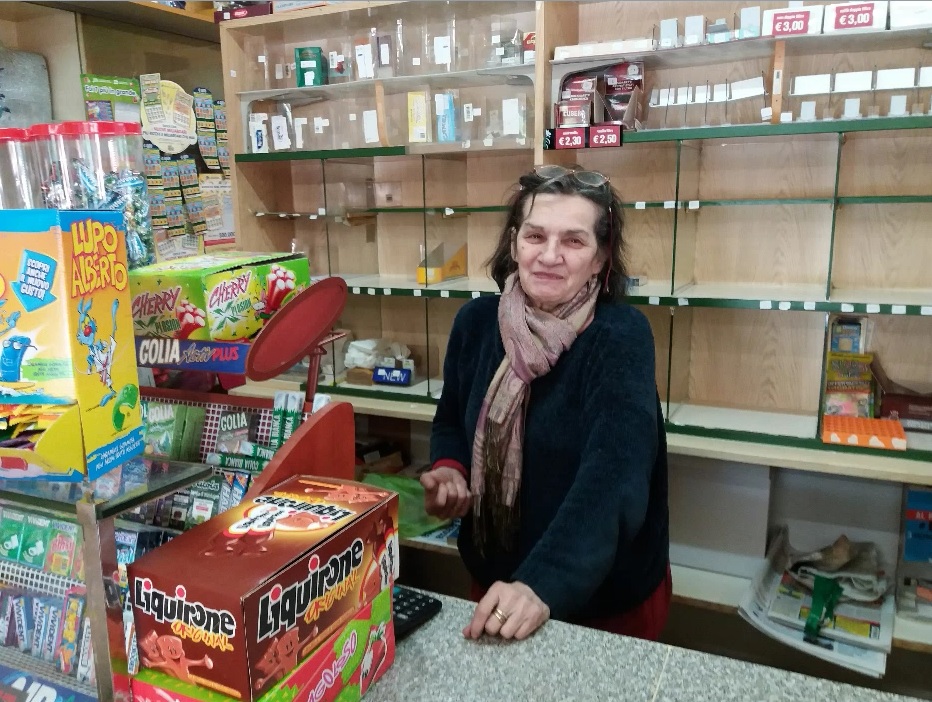A Dalmine l’edicolante Leonilda saluta dopo 30 anni: «Tanti sacrifici, ma quanta amicizia»