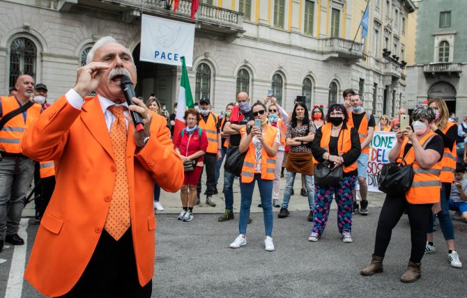 Gilet arancioni in centro a Bergamo, la Questura ha già identificato diversi partecipanti