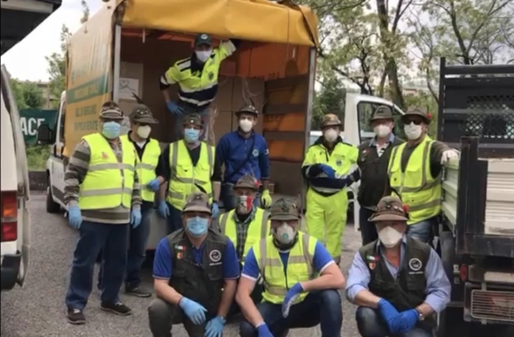 Gli alpini nei parchi di Lallio fanno i guardiani, con il sorriso ma senza sconti