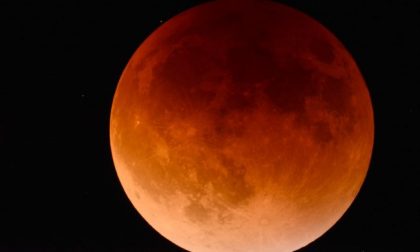 Tutti con il naso all’insù ad ammirare la luna fragola (tempo permettendo)