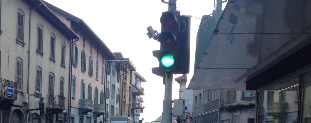 Code infinite al semaforo di Casazza. E multe a chi tenta di «evitarlo»