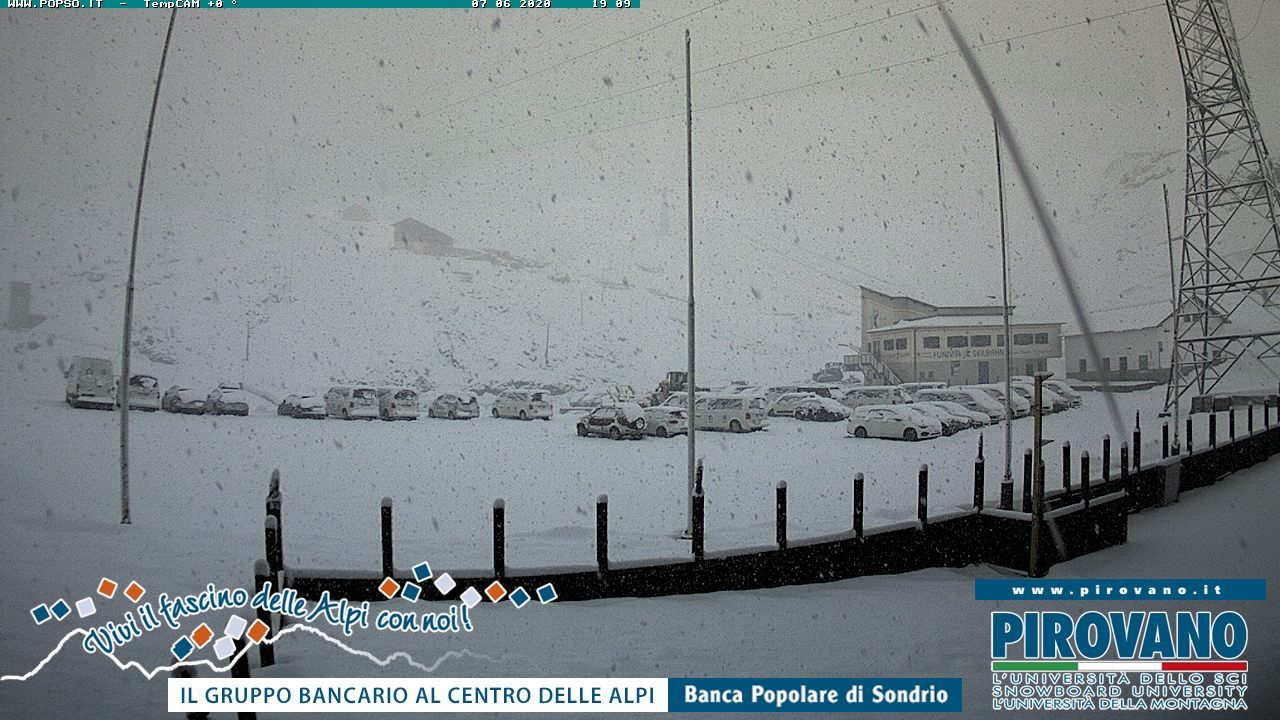 Lo Stelvio imbiancato da una fitta nevicata