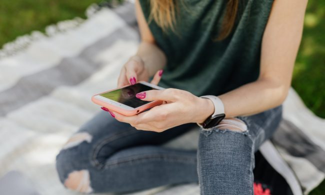 Madre e figlia (di 17 anni) arrestate per ricatti a sfondo sessuale a una 15enne