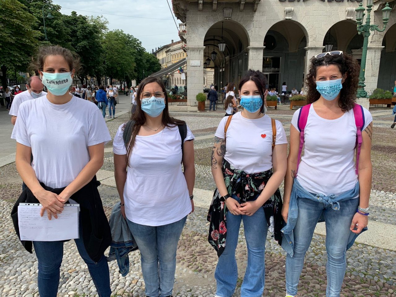 Le foto degli infermieri in piazza per rivendicare il loro diritto a non essere solo eroi
