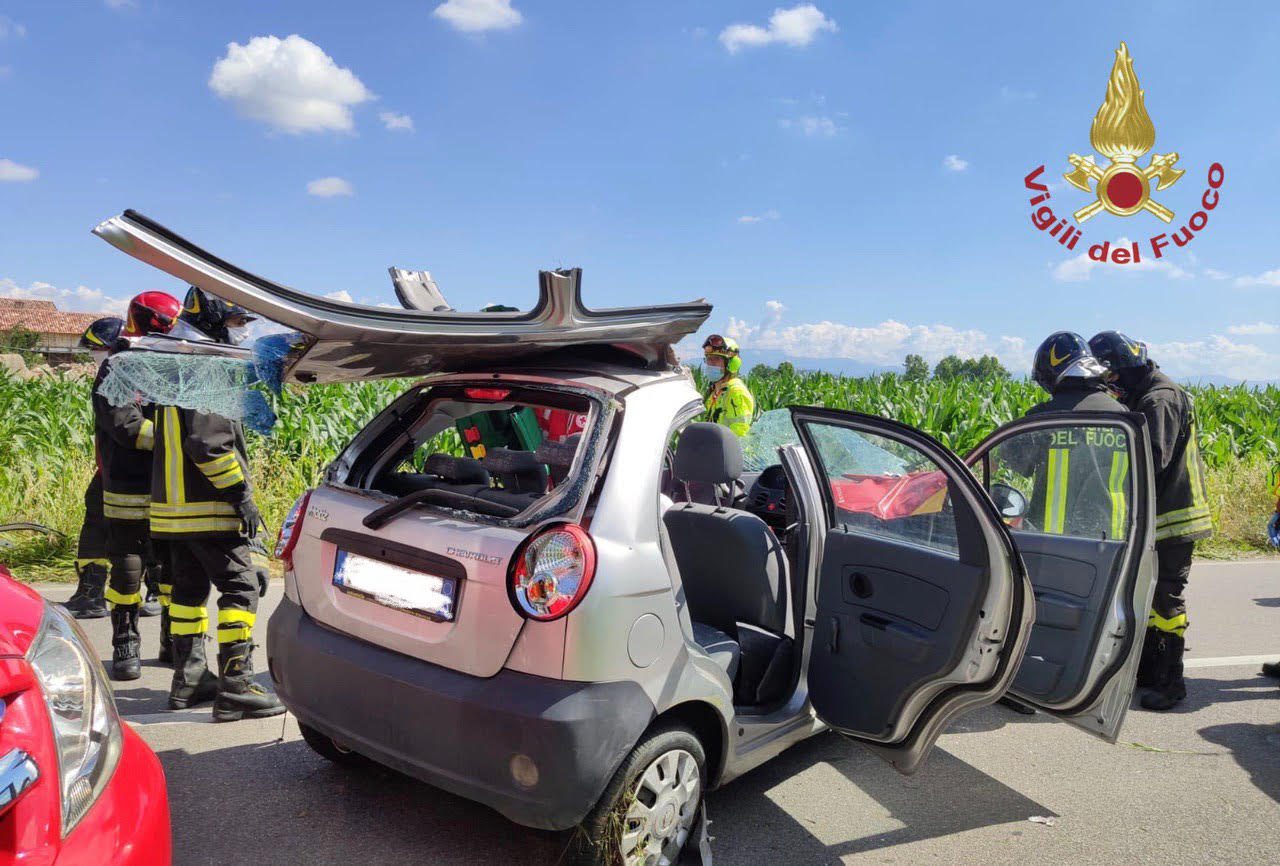 Si ribalta mentre è alla guida: i pompieri estraggono dall’auto un 20enne a Calcio