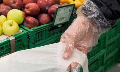 I guanti? Per l'Oms sono veicolo del virus. Meglio non indossarli, nemmeno al supermercato