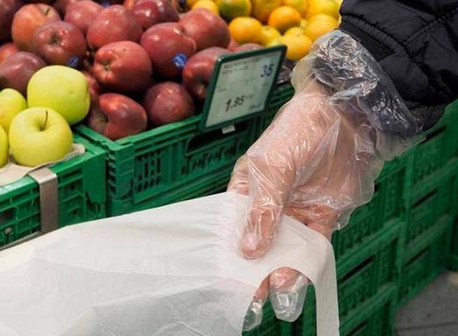 I guanti? Per l’Oms sono veicolo del virus. Meglio non indossarli, nemmeno al supermercato