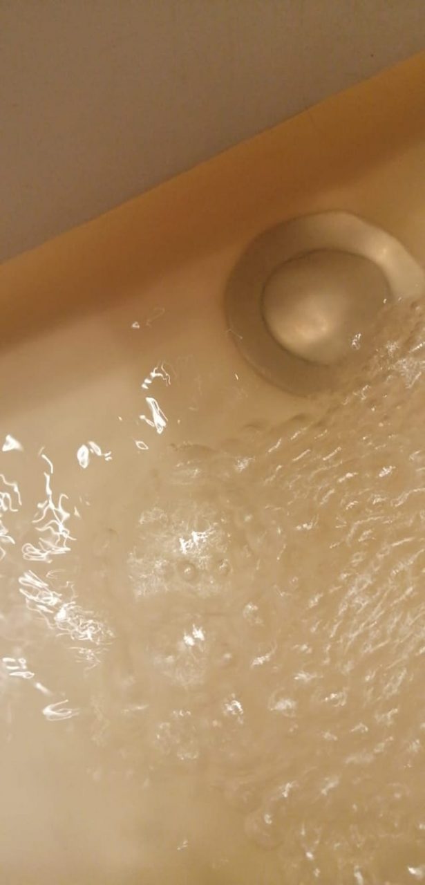 «Non bevete quell’acqua». Dai rubinetti scende torbida